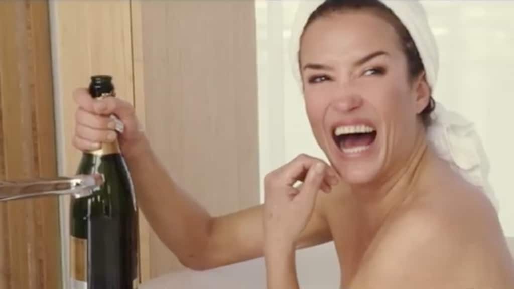 Katja Schuurman poedeltjenaakt voor FHM 500