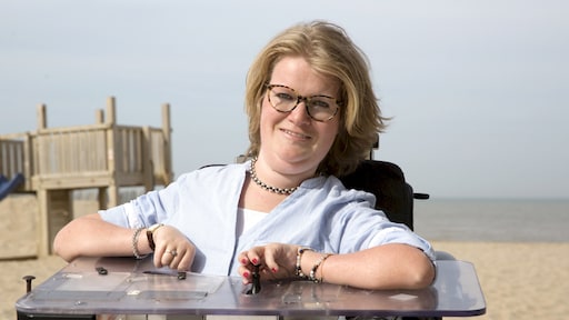 Rivka (30) is jongste vrouw die lintje kreeg: 'Voor iedereen met spierziekte SMA'