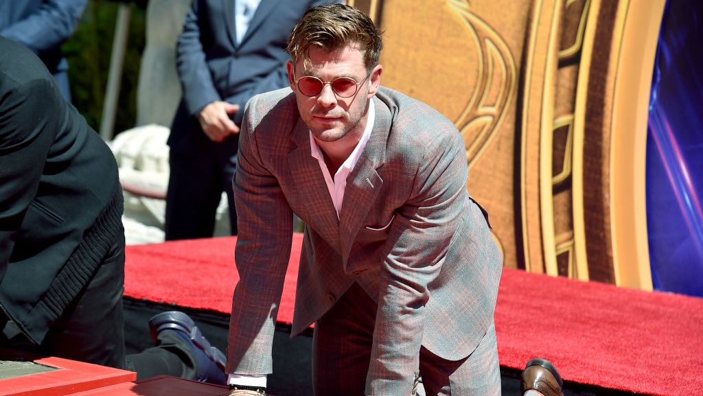 Chris Hemsworth schrijft eigen naam verkeerd bij ceremonie