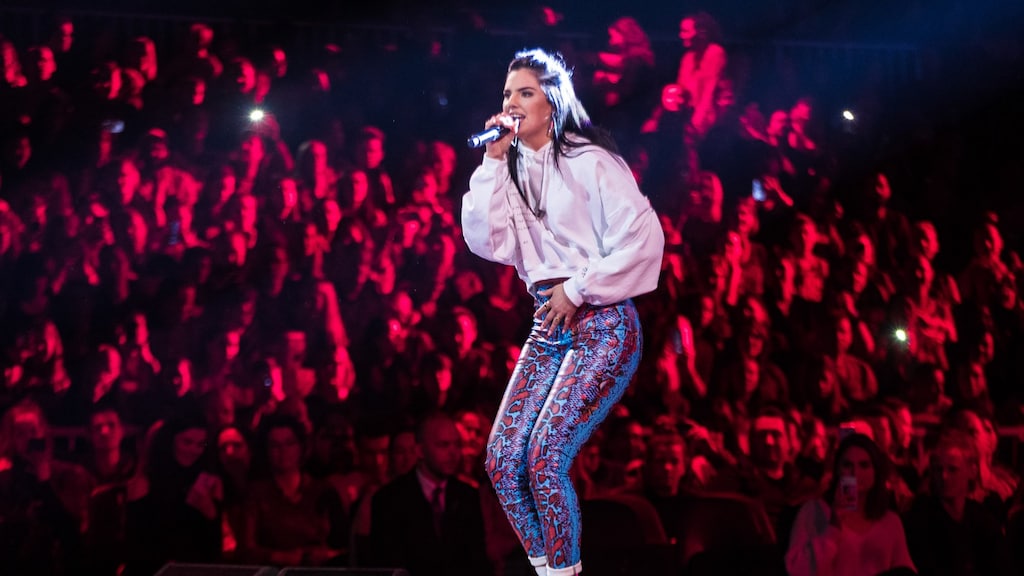 Famke Louise onder vuur door selfie achter het stuur