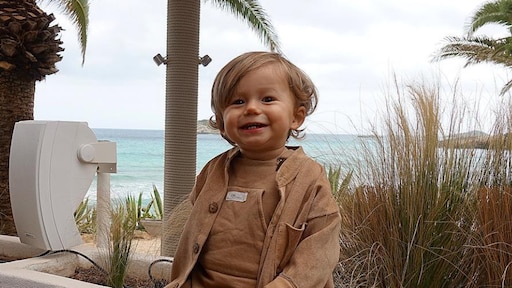 Kleine spruit van Carolien Spoor geniet van zonovergoten Ibiza