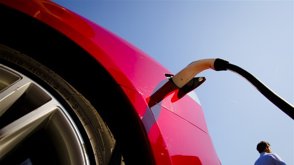 Thuis je auto laden of toch snelladen, wat heeft de toekomst?