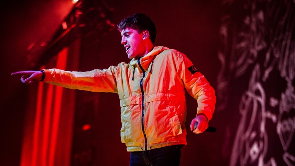 Woedende Lil’ Kleine gooit microfoon publiek in