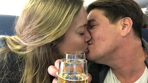 Martijn Krabbé en verloofde in de wolken