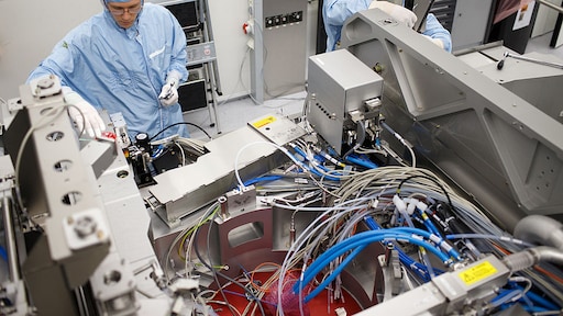 Omzet en winst ASML dalen fors door coronacrisis