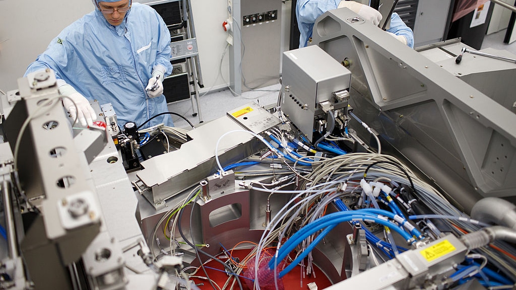 Omzet en winst ASML dalen fors door coronacrisis