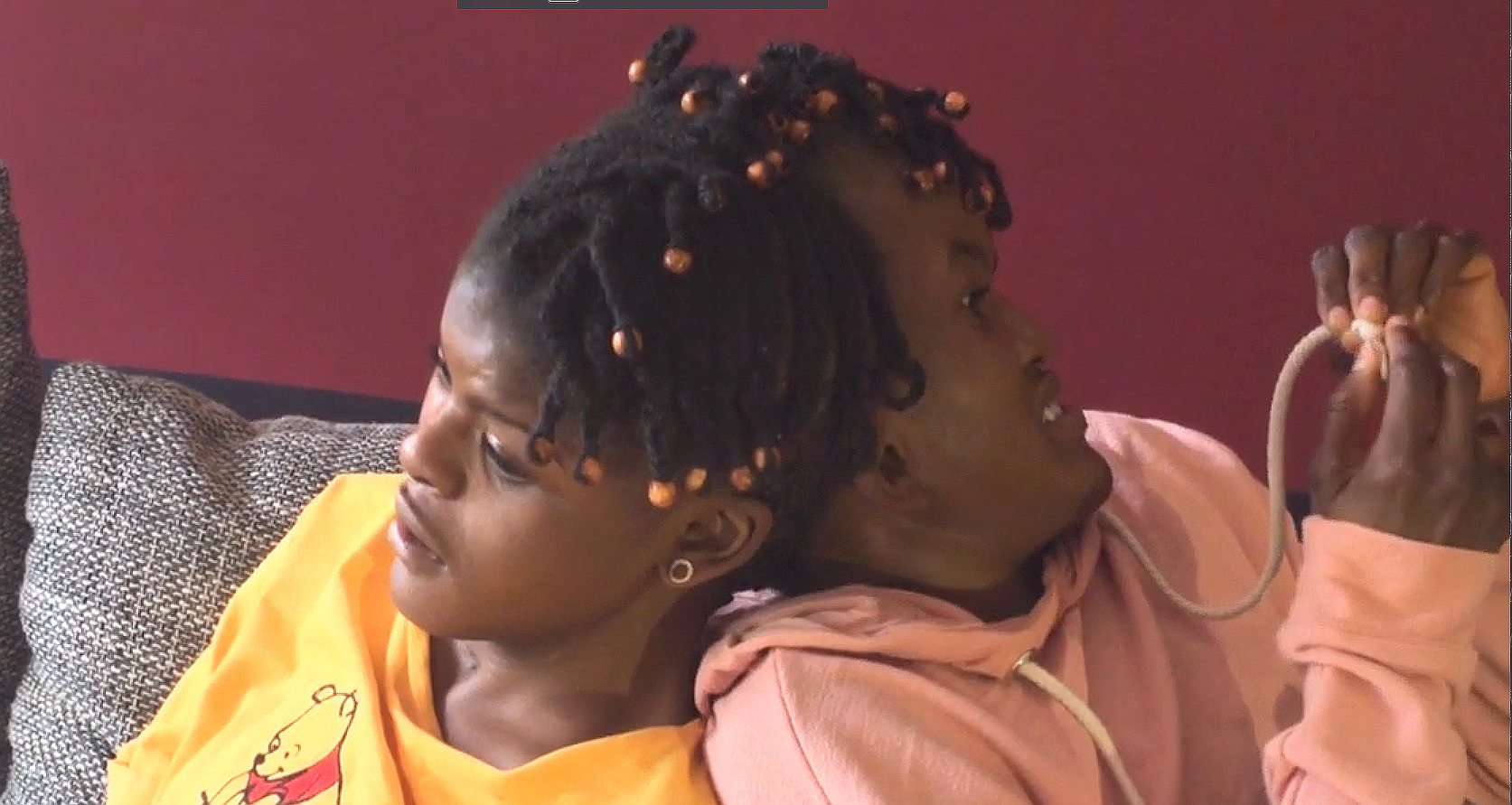 Al 18 jaar letterlijk onafscheidelijk: Sheneeva en Chenelva zijn de enige siamese tweeling van Nederland