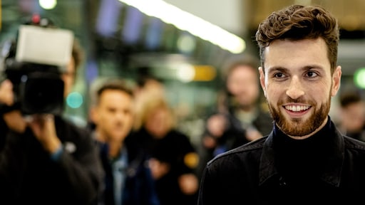 Duncan kruipt achter de piano tijdens optreden songfestival