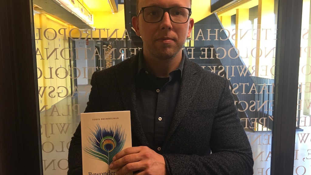 Brummelman met zijn boek 'Bewonder mij'