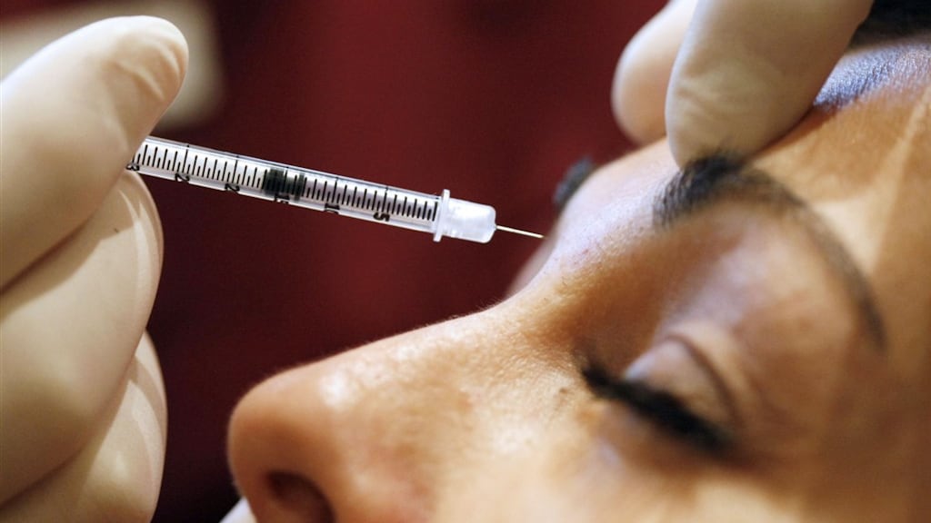 Een vrouw krijgt een botoxbehandeling.