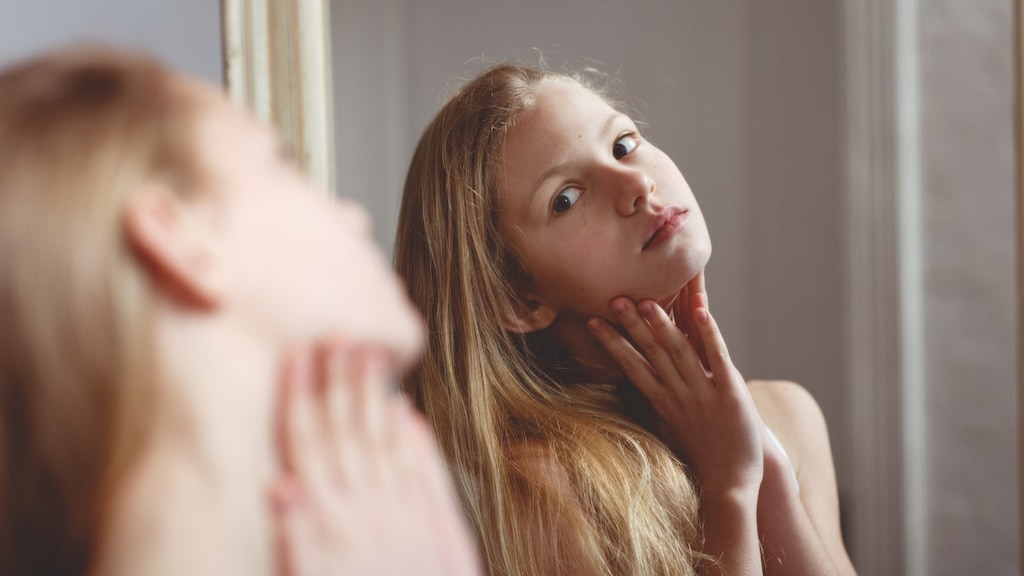 Maak van je kind geen narcist: 'Je hoeft ze niet steeds op een voetstuk te plaatsen'