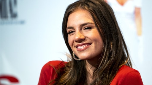 Zangeres Maan aan de slag als kapster