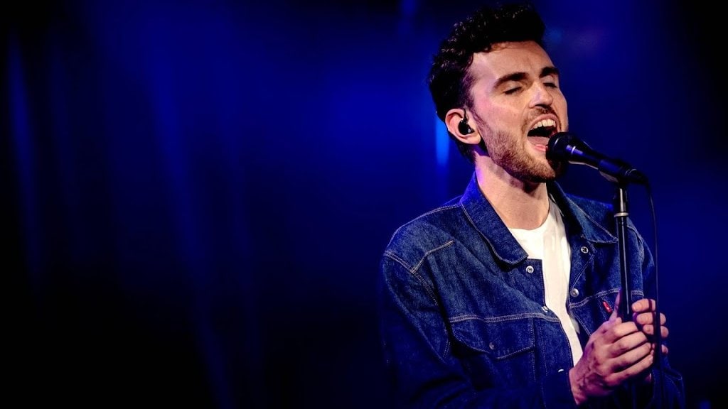 Duncan Laurence schittert van de zomer in Paradiso