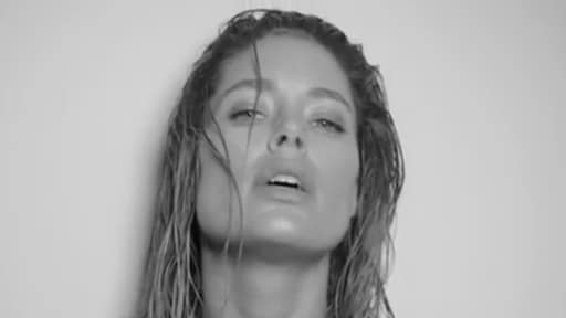 Doutzen reageert op felle kritiek na pikante video