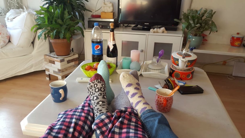 Knus op de bank met een van haar tijdelijke huisgenoten. Ze willen niet herkenbaar in beeld.