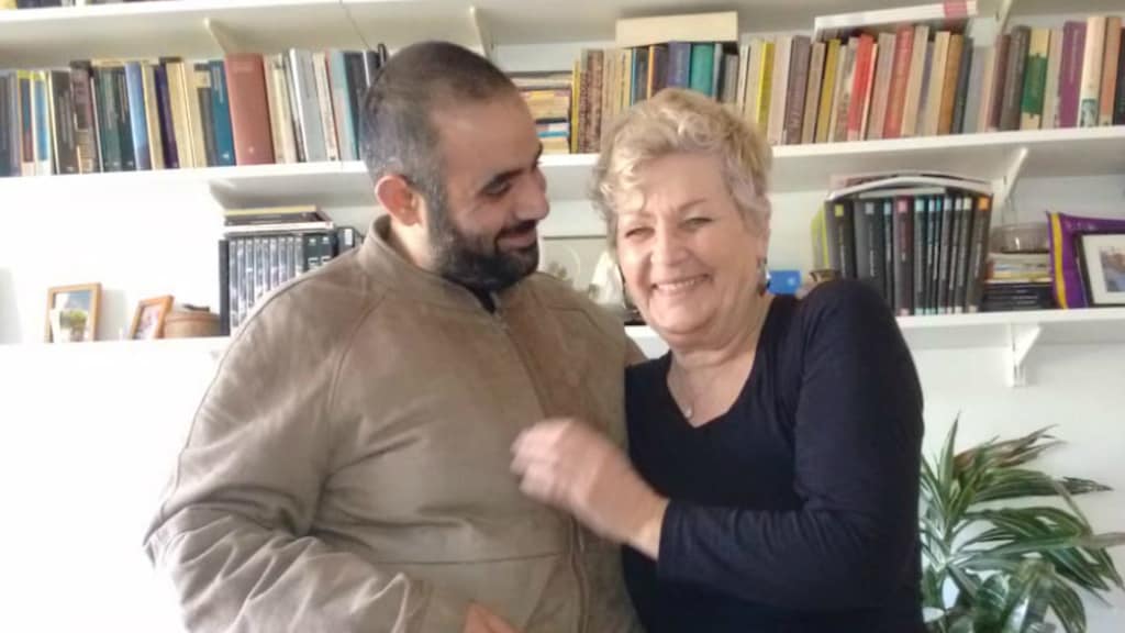 Carla met Eli, die eerst bij haar verbleef en nu ook anderen helpt bij stichting Secret Garden.