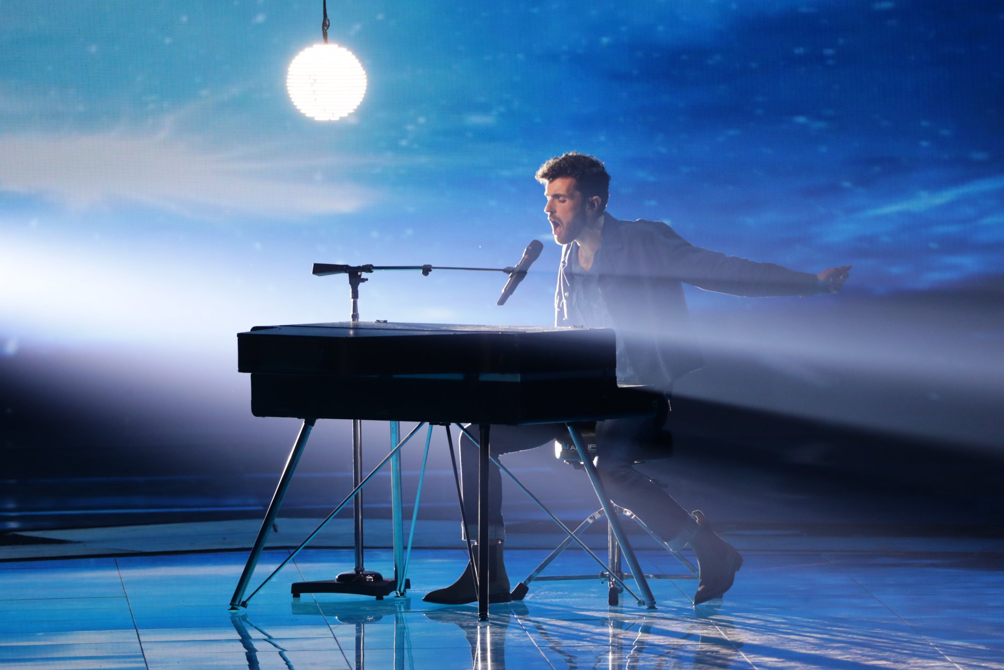 LOL: Duncan-fan houdt Amsterdamse buurt wakker