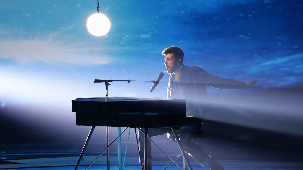 LOL: Duncan-fan houdt Amsterdamse buurt wakker