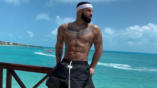 Fans beschuldigen Drake van fake sixpack