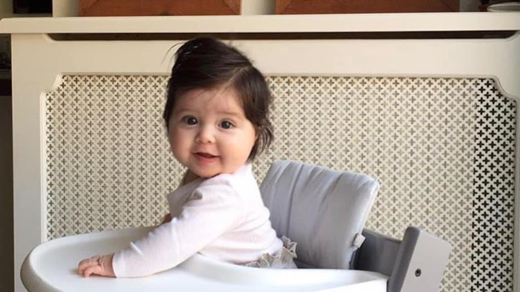 Naomi van As deelt haarfijn kiekje van dochtertje