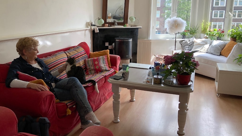 Carla in haar woonkamer.