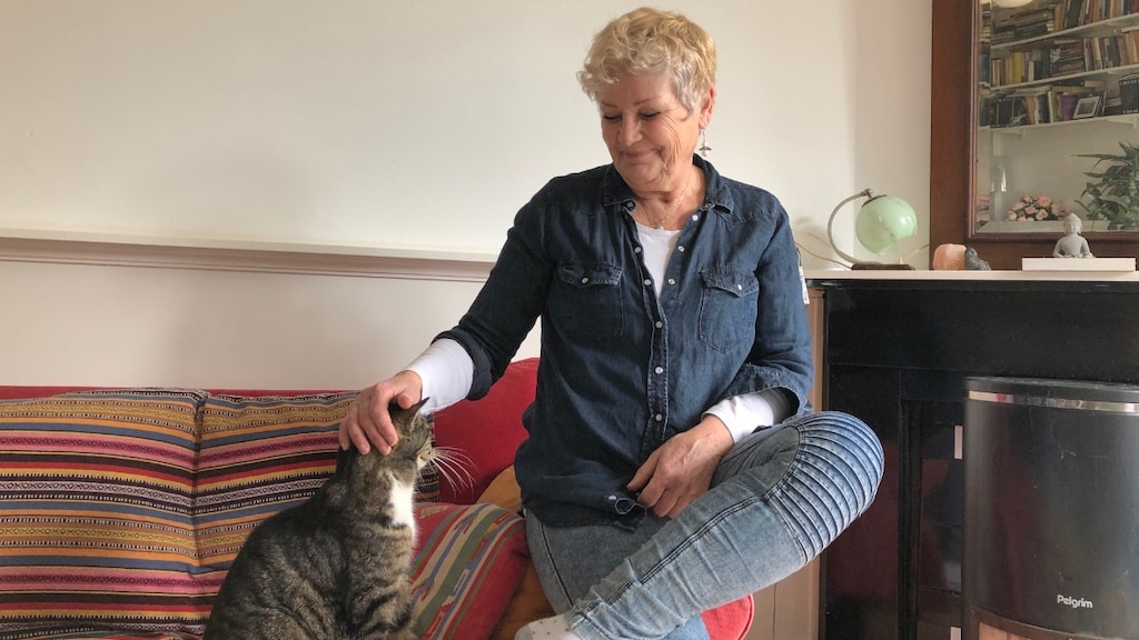 Carla met een van haar katten.