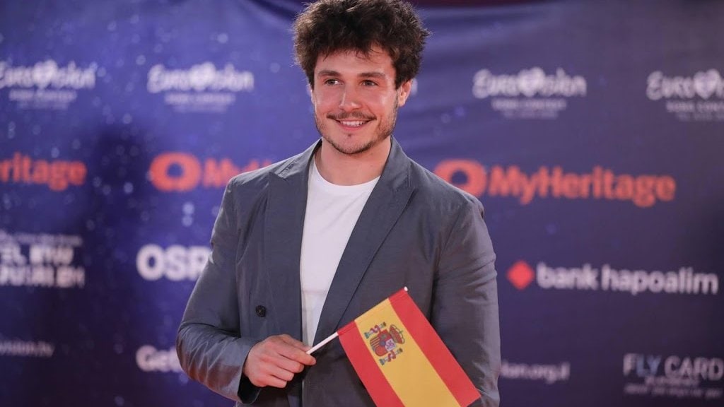 Zwaaien alsof je leven ervan afhangt: Spaanse Miki gaat viral