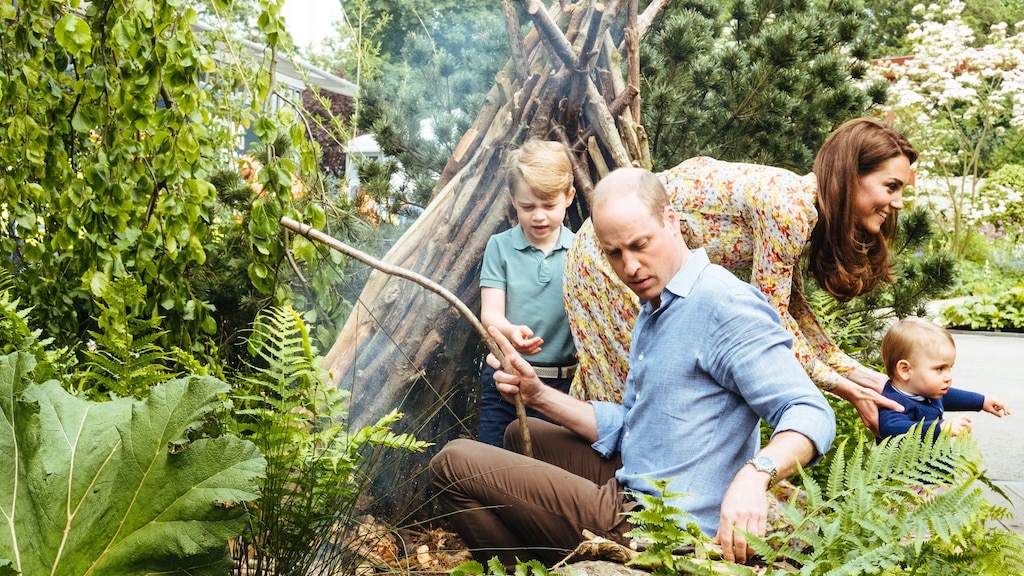 Kensington Palace geeft schattige familiefoto's vrij