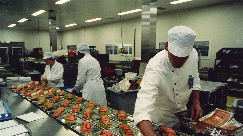 Cateraar KLM had werkneemster die eten proefde nooit mogen ontslaan