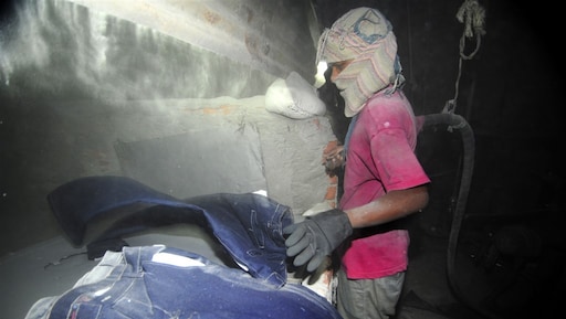 ABN Amro: je spijkerbroek is eigenlijk 33 euro te goedkoop