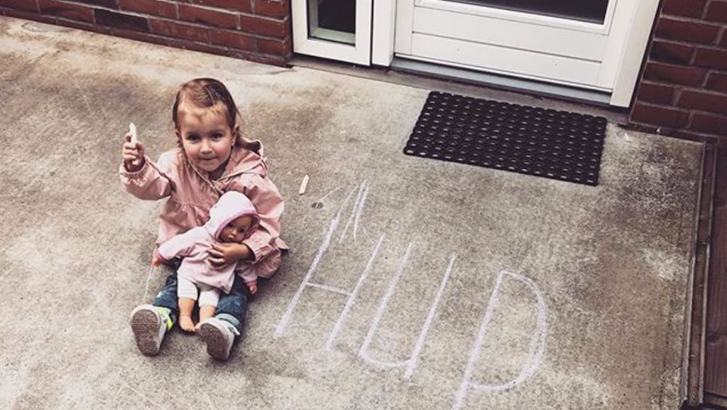 Schattig! Kleine Jesslynn is Estavana Polmans grootste fan