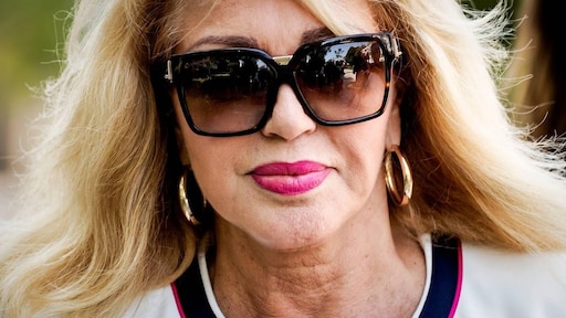 Bobbi Eden en Patricia Paay in Celebrity Call Centre