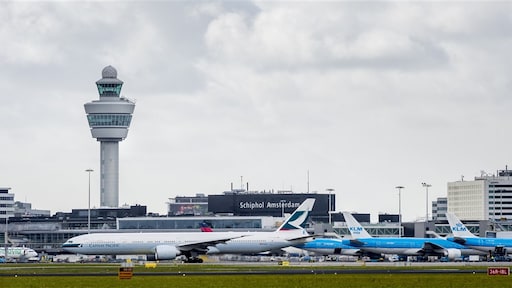 Schiphol wil bereikbaar zijn tijdens ov-staking en dreigt met kort geding