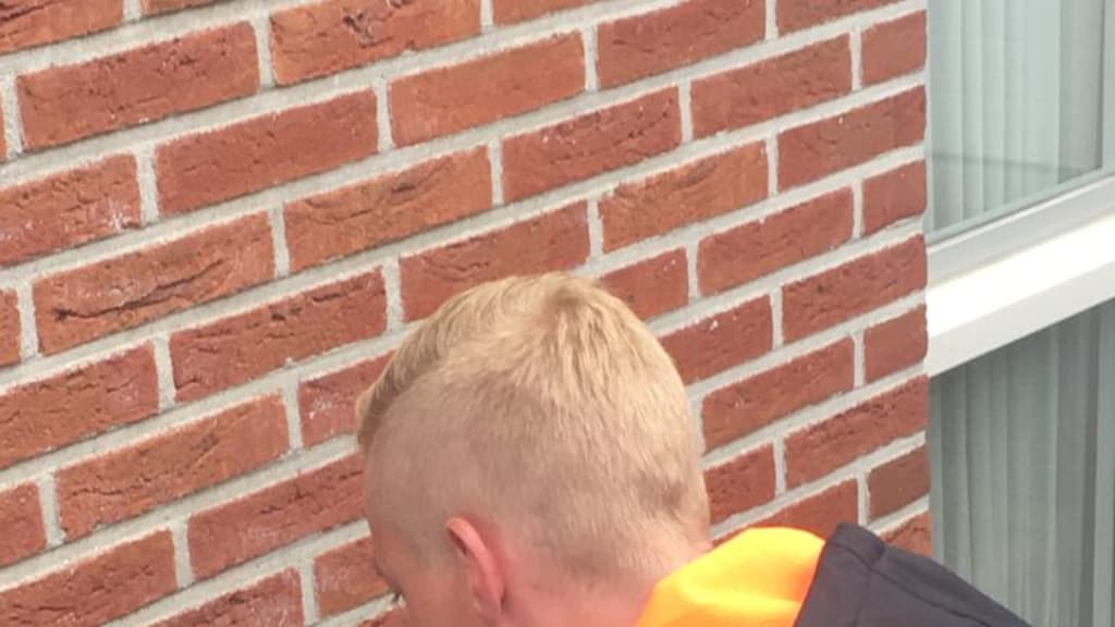 Hessel van der Wal controleert of er nog extra isolatie kan worden aangebracht.