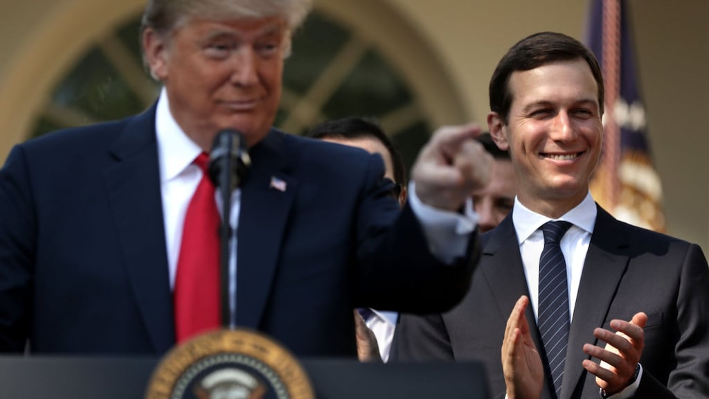 Jared Kushner (r), schoonzoon en adviseur van Donald Trump, komt dit jaar ook.