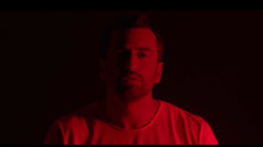 Dotan laat zich van kwetsbare kant zien in videoclip
