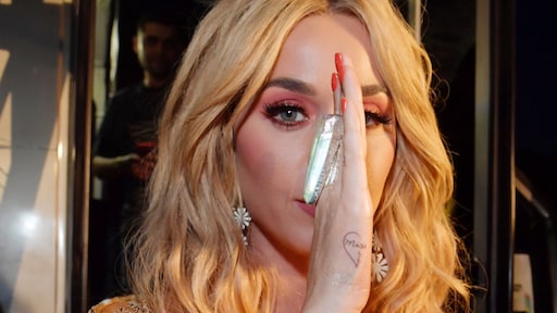 Katy Perry neemt samen met fan tattoo