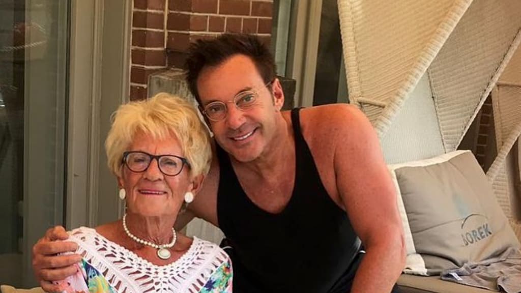 Gerard Joling geniet na van Toppers-concert met 'lieve moeder'