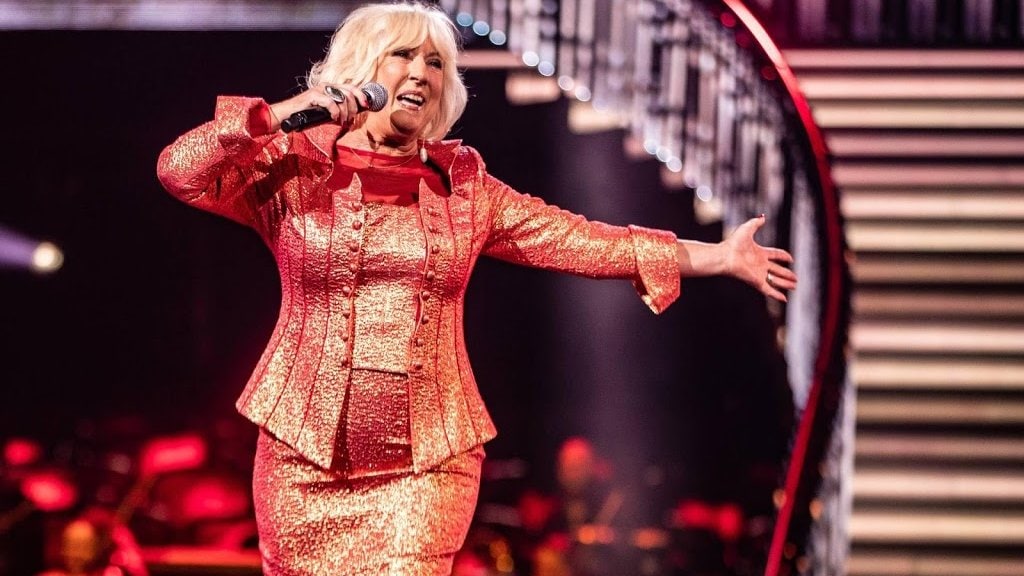 Willeke Alberti vergezeld door vrienden tijdens jubileumshow
