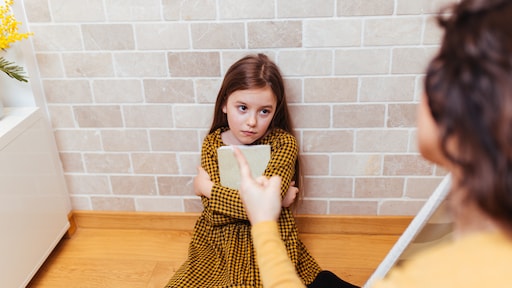 De opvoedkwestie: dochter wil oma niet kussen