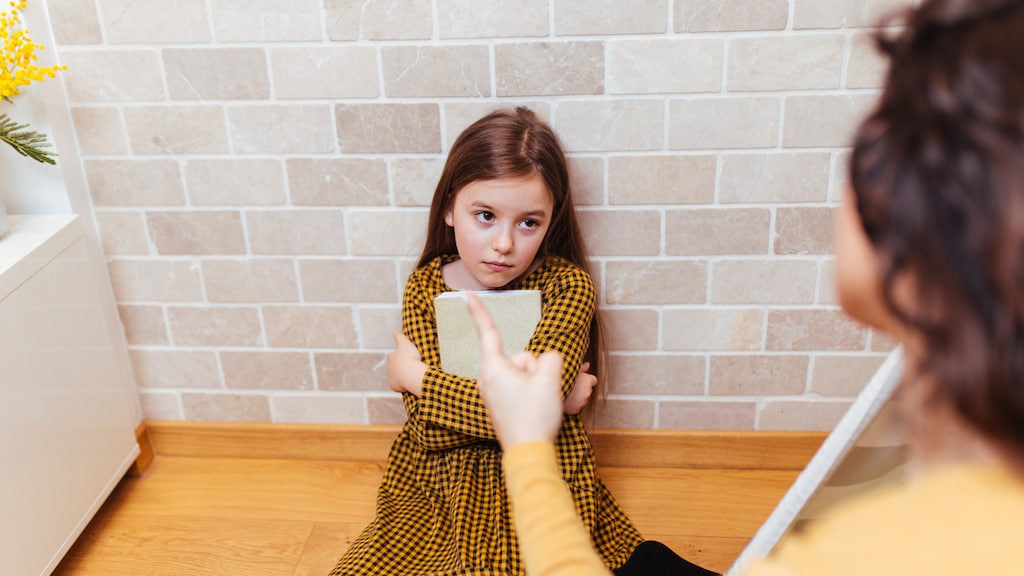 De opvoedkwestie: dochter wil oma niet kussen