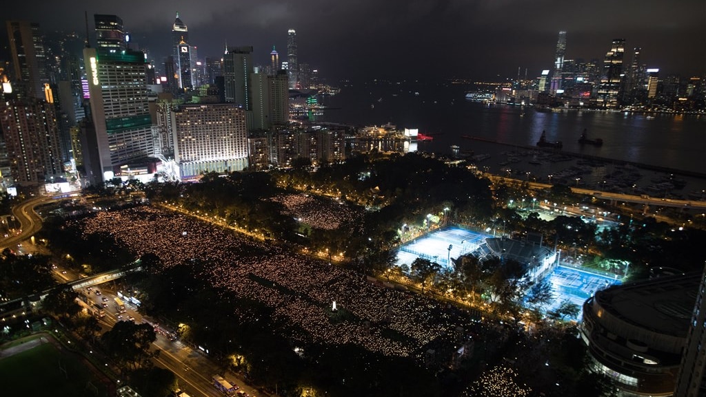 Victoria Park in Hong Kong was een zee van kaarslicht.