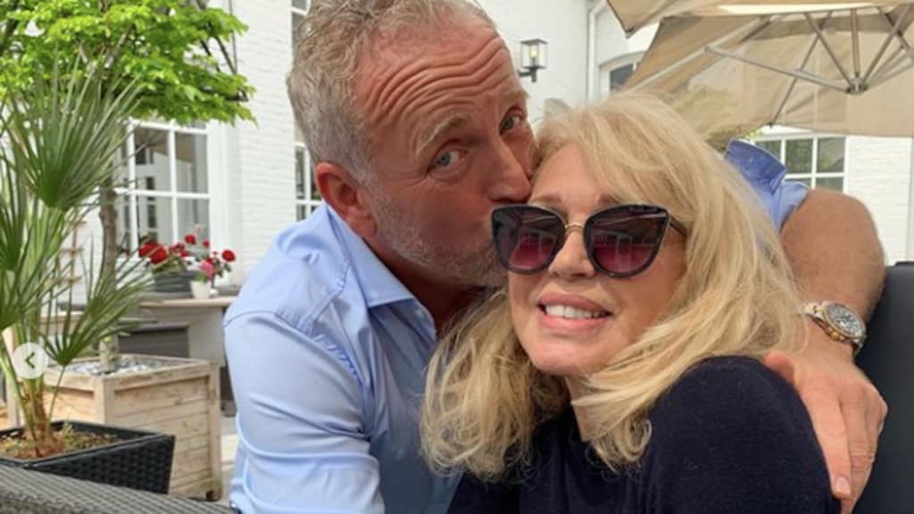 Gordon brengt ziekenbezoek aan Patricia Paay