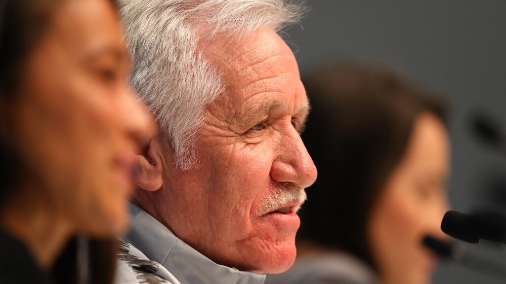 Tom Sermanni beantwoordt vragen tijdens een persconferentie.