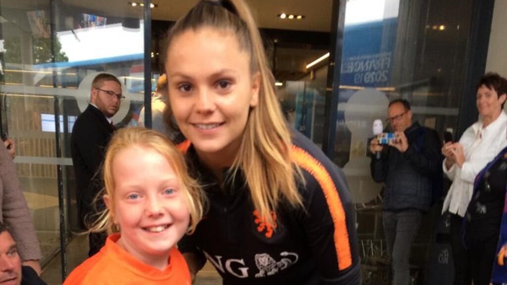 Moniek samen met haar grote idool Lieke Martens.