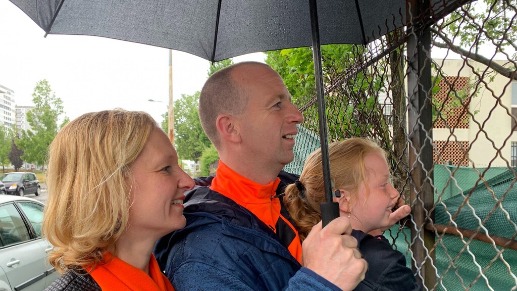 Bibberen onder de paraplu: stromende regen houdt deze Oranjefans niet tegen