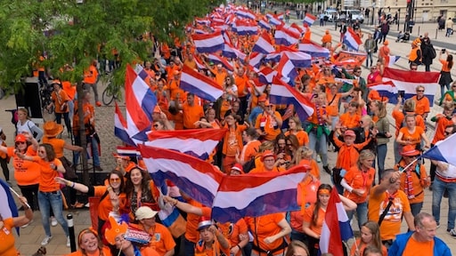 Swingende stoet onderweg naar eerste duel Oranje Leeuwinnnen