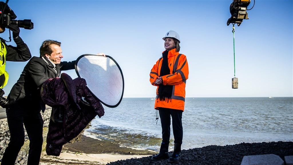 Ministerie en provincie Friesland dichten gat in begroting nieuwe sluis Afsluitdijk