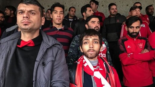 Vrouwelijke voetbalfans Iran vermomd als man op de tribune