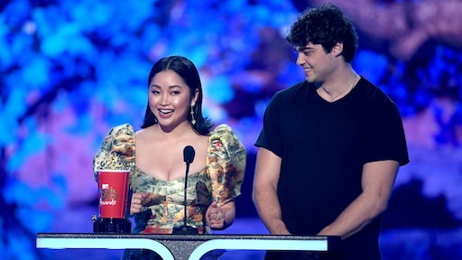 To All The Boys-sterren winnen Best Kiss Award